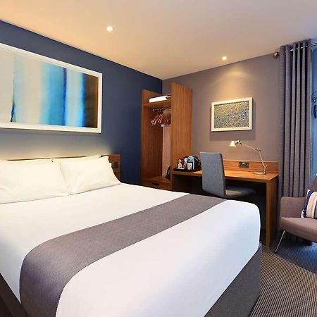 Travelodge London Central Bank Стая снимка