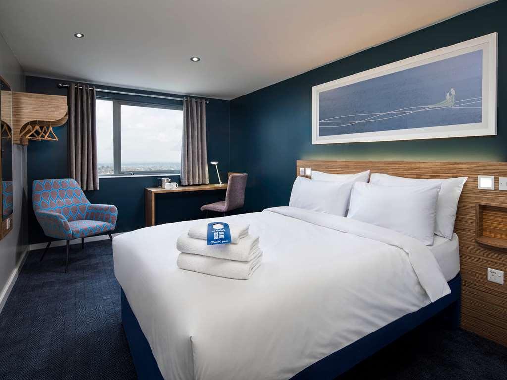 Travelodge London Central Bank Стая снимка