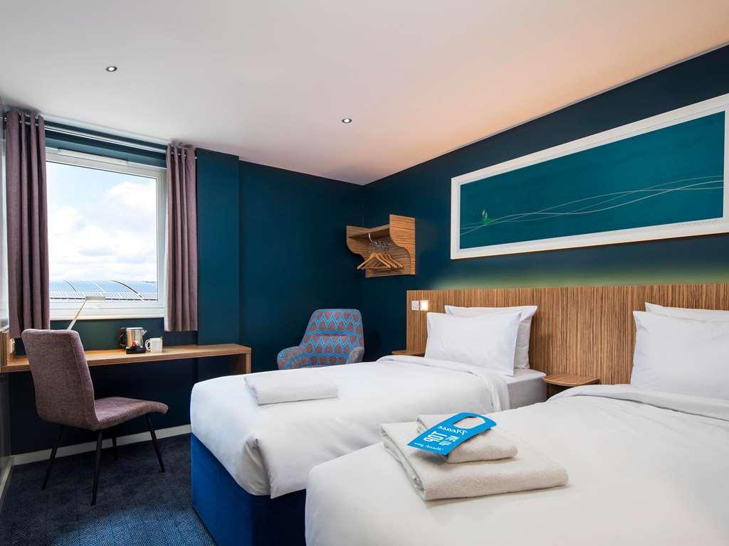 Travelodge London Central Bank Стая снимка