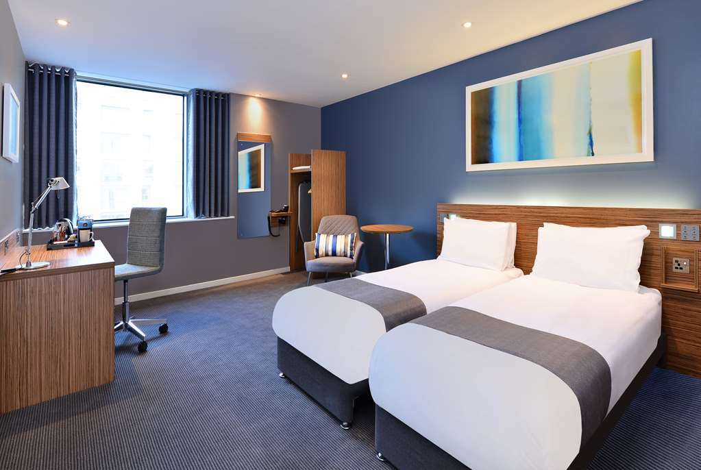 Travelodge London Central Bank Стая снимка