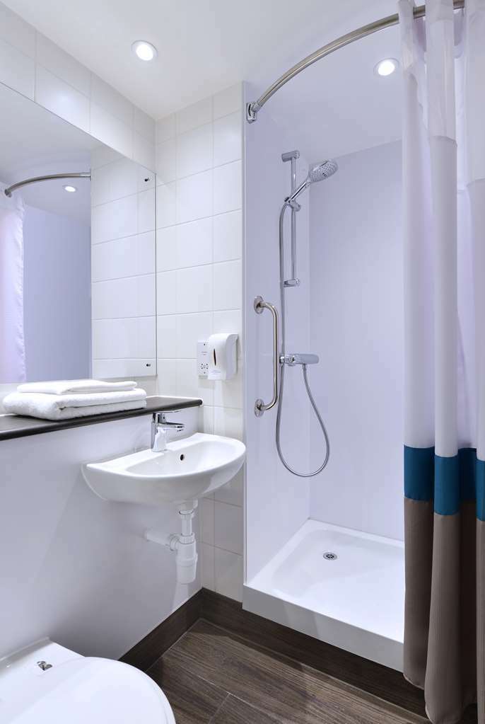 Travelodge London Central Bank Стая снимка